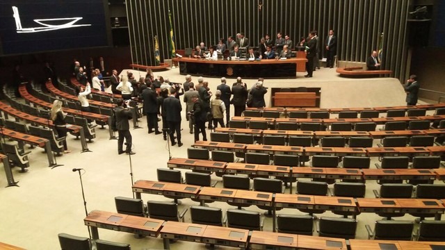 Plenário da Câmara durante a leitura da denúncia contra o presidente Michel Temer (Foto: Bernardo Caram / G1)