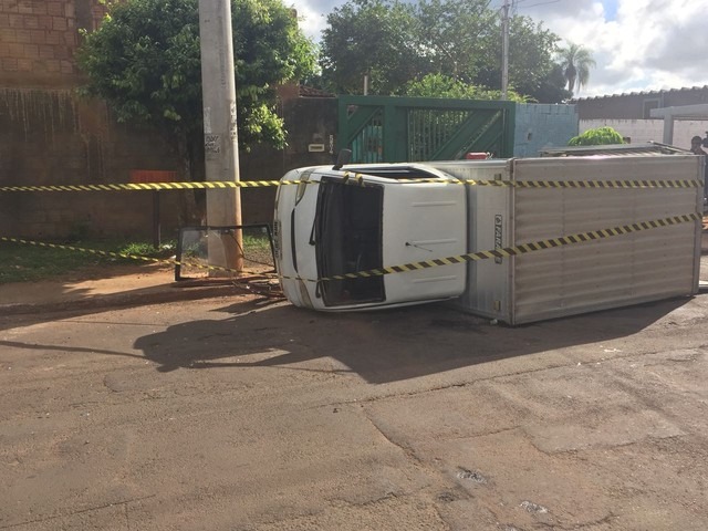 Caminhão tombou após colisão com carro em Campo Grande (Foto: Graziela Rezende/ TV Morena)