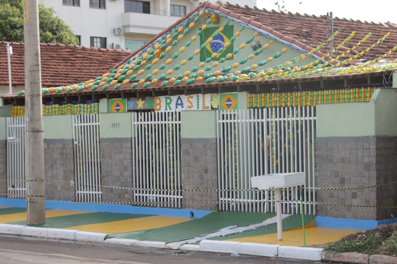Pintada nas cores da seleção brasileira, a casa na Eloy Chaves chama a atenção de quem passa pela avenida (Foto: Léo Lima)