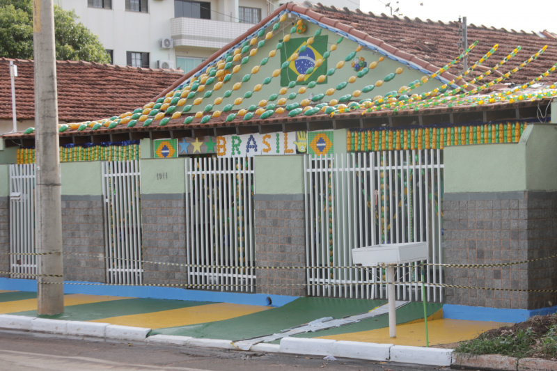 Três-lagoense ainda não está empolgado pelo evento no Brasil Pintada nas cores da seleção brasileira, a casa na Eloy Chaves chama a atenção de quem passa pela avenida (Foto: Léo Lima)