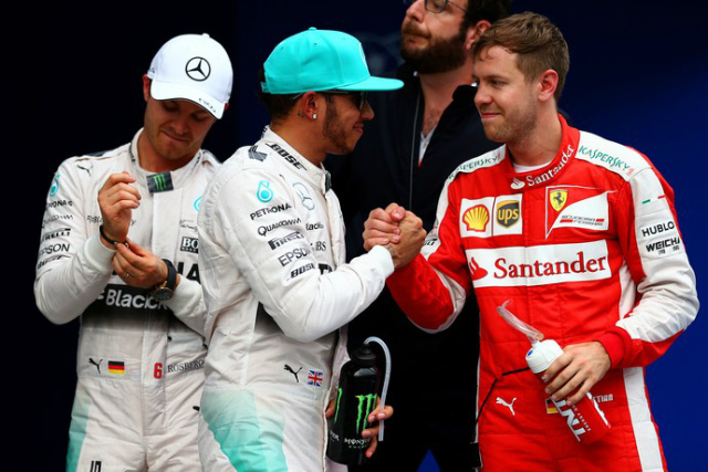 Hamilton e Vettel se cumprimentam após treino da Malásia, enquanto Rosberg sai decepcionado (Foto: Getty Images)