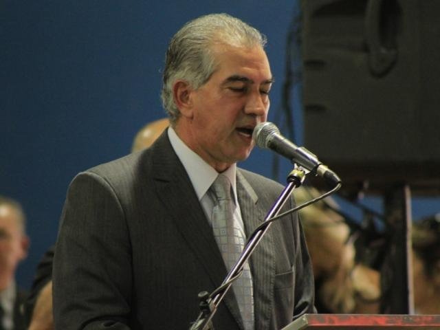 Reinaldo participa de homenagem ao Dia da Mulher no Corpo de Bombeiros (Foto: Campo Grande News)