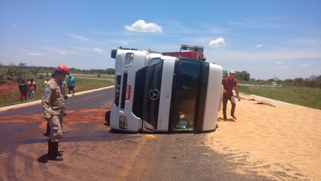 Motorista tenta desviar de anta e tomba carreta perto de Inocência Foto: Corpo de Bombeiros