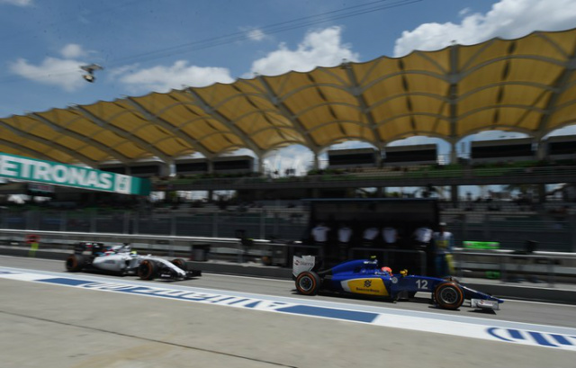Felipe Massa e Felipe Nasr deixando os boxes durante treino classificatório do GP da Malásia. Brasileiro da Williams ficou com o sétimo lugar no grid, enquanto compatriota da Sauber foi eliminado logo no Q1 (Foto: AFP)