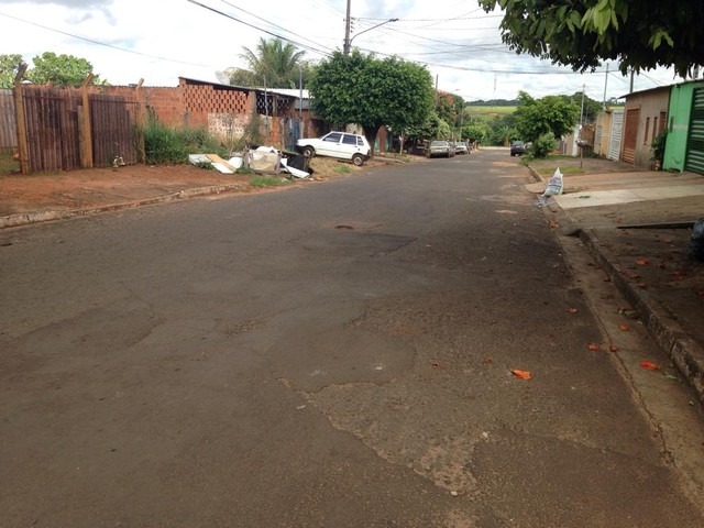 Rua onde houve abordagem de criminosos a motorista em MS (Foto: Osvaldo Nóbrega/TV Morena)