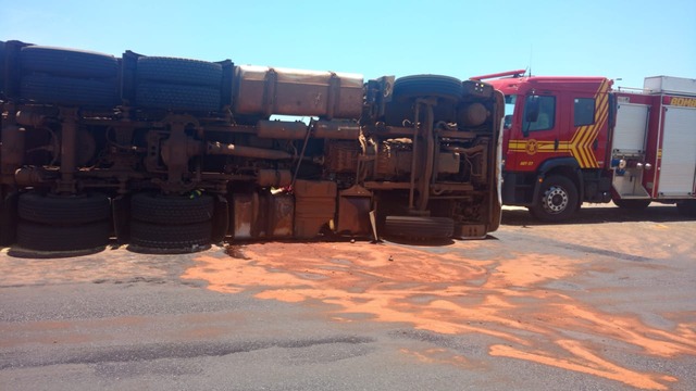 Motorista tenta desviar de anta e tomba carreta perto de Inocência Combustível do tanque ficou espalhado pela pista junto com a carga de soja. Foto: Corpo de Bombeiros