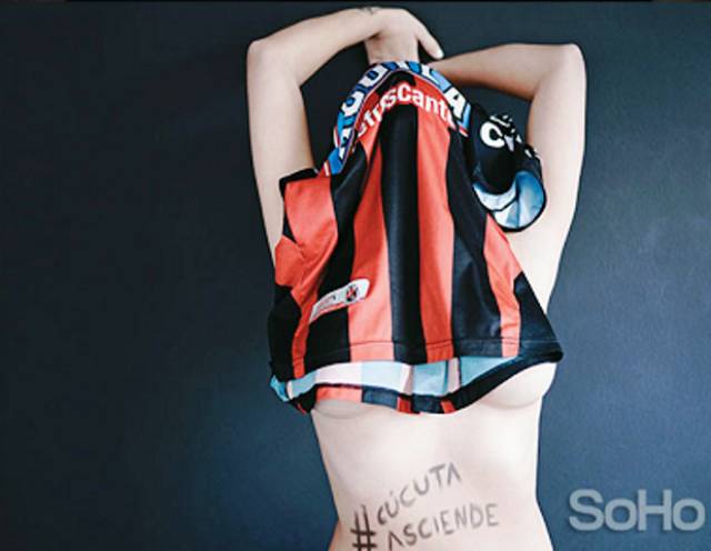 Jornalista cumpre promessa e posa nua após clube subir de divisão Alejandra posa para o fotógrafo apenas com a camiseta tampando o rosto (Foto: G1)