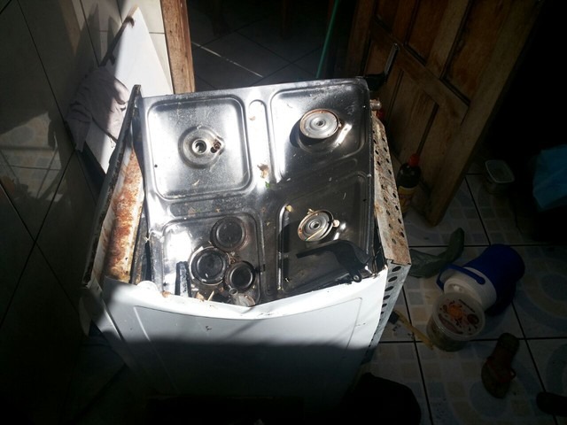 Panela de pressão explode em casa, queima rosto de morador e destrói fogão em MS Fogão ficou destruído (Foto: Corpo de Bombeiros/ Divulgação)