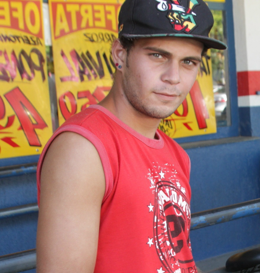 O vendedor de frutas Lucas Anselmo (Foto:Léo Lima)