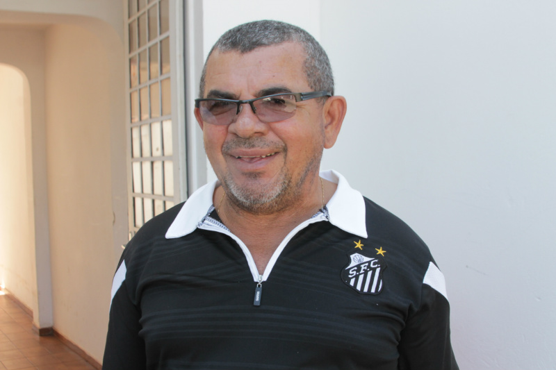 Três-lagoense ainda não está empolgado pelo evento no Brasil O torcedor do Santos Epitácio da Silva (Foto: Léo Lima)
