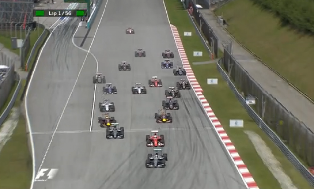 Na largada, Vettel (carro vermelho da Ferrari) se meteu entre as duas Mercedes, mostrando que estava com vontade (Foto: G1)