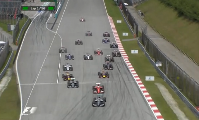Vettel vence Grande Prêmio da Malásia; Massa chega em sexto lugar Na largada, Vettel (carro vermelho da Ferrari) se meteu entre as duas Mercedes, mostrando que estava com vontade (Foto: G1)