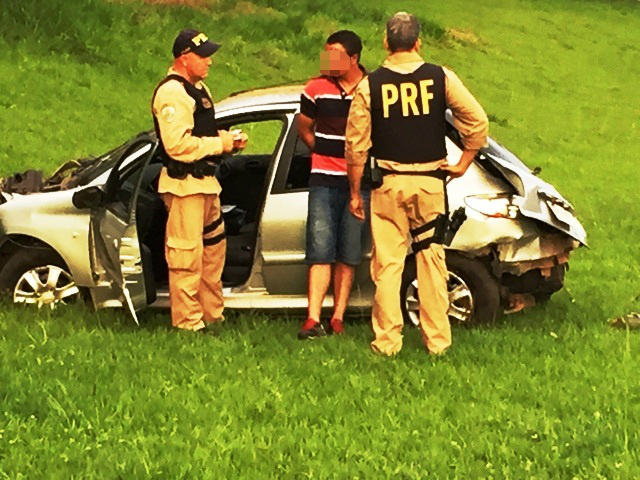 Carro é atingido por carreta e capota na barragem da usina de Jupiá (Foto: Marco Campos)