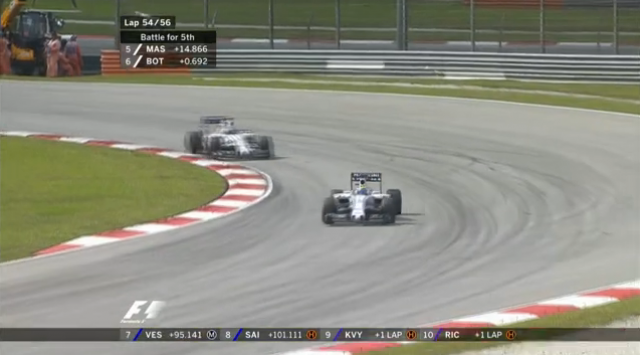 Quase no final da corrida, Bottas, o companheiro de escuderia de Massa (na frente), chegou a encostar, mas o brasileiro ficou em sexto lugar (Foto: G1)