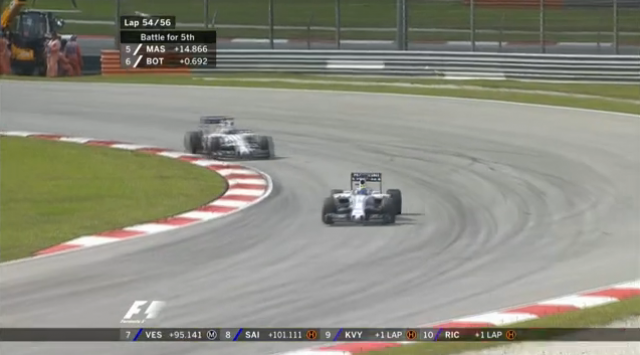 Vettel vence Grande Prêmio da Malásia; Massa chega em sexto lugar Quase no final da corrida, Bottas, o companheiro de escuderia de Massa (na frente), chegou a encostar, mas o brasileiro ficou em sexto lugar (Foto: G1)