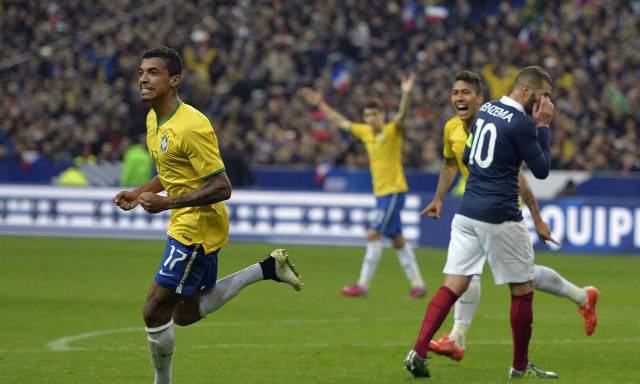 Contra a França, Luiz Gustavo comemora seu segundo gol, o terceiro do selecionado brasileiro no jogo (Foto: G1)