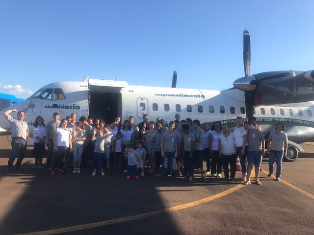 Alunos da APAE de Três Lagoas ‘decolam’ na imaginação em avião da Imetame Alunos da Apae se entusiasmaram com a vista a um avião de grande porte. A alegria era percebida em seus olhares(Foto: Sayuri Baez)