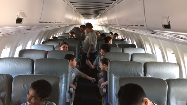 Alunos da APAE de Três Lagoas ‘decolam’ na imaginação em avião da Imetame sentados cada um em sua poltrona, eles puderam imaginar como estivessem em voo (Foto