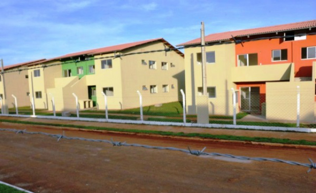Jovem leva tiro no pescoço, após discussão no Novo Oeste Condomínio Novo Oeste, onde o atentado à bala aconteceu, na tarde de sábado (Foto: Arquivo)