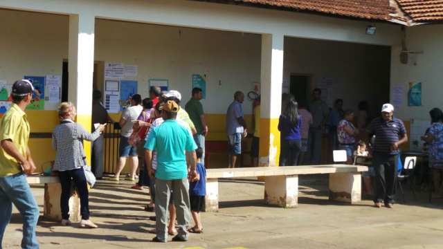 Alguns eleitores aproveitaram as primeiras horas da manhã para votar e tiveram que fazer filas nas seções eleitorais. (Foto: Ricardo Ojeda)