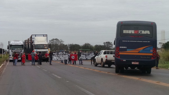 Quando o dia clareou já dava para ver a dimensão da fila de veículos e caminhões parados na BR 158, sentido Brasilândia (Foto: Ricardo Ojeda) 