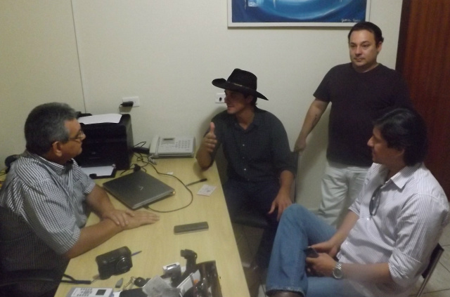 Em Três Lagoas Fael participa de reunião e tem dia de celebridade nas ruas da cidade Durante entrevista na sede do Perfil News Fael Cordeiro disse que vem de uma família de políticos. Sua mãe Silvana Cordeiro é vereadora de quatro mandatos consecutivos (Foto: Léo Lima)