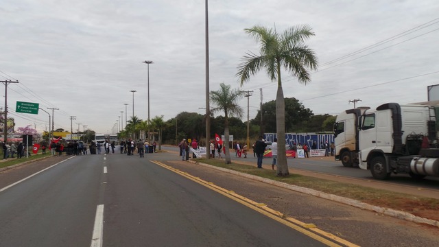 Na BR 262, (avenida Ranulpho Marque Leal) , na saída para São Paulo foi o local que registrou maior número de veículos parados (Foto: Ricardo Ojeda)  