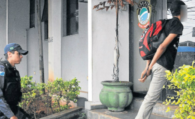 Alunos foram apreendidos ontem, quando se preparavam para brigar perto de escola (Foto: Valdenir Rezende/Correio do Estado)