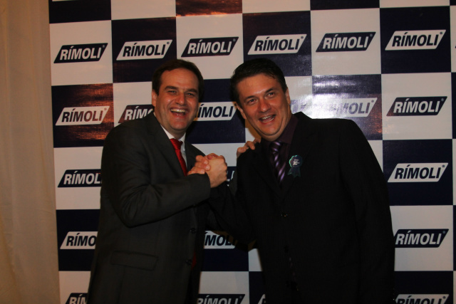 Na presença de 300 convidados, Rímoli comemora três décadas de atividades Os irmãos, Rógerson e Réverton Rímoli estão na linha de frente da empresa e comemoram juntos, selando com um aperto de mão os 30 anos de atividades da empresa (Foto: Rodolfo Gomes)