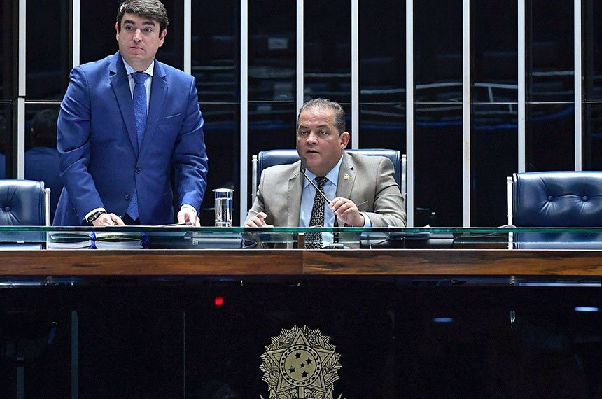 Senado aprova "celular reserva" enquanto o quebrado está no conserto Medida é uma conquista para consumidores, avaliou Eduardo Gomes, que presidiu sessão nesta quinta. Foto: Geraldo Magela/Agência Senado