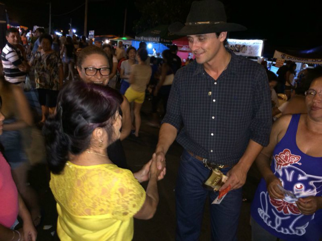 O candidato ao passar pelas ruas e na feira livre de Três Lagoas teve dia de celebridade com poses para fotos e foi muito cumprimentado pelas pessoas (Fotos: Assessoria de Comunicação) 