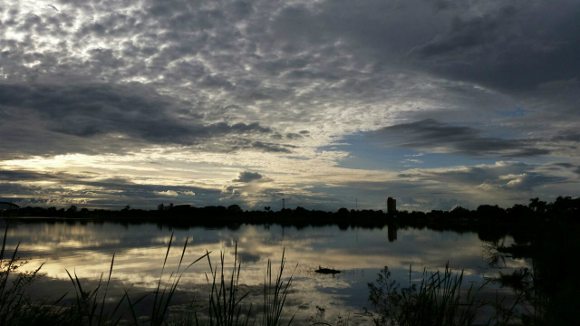 Previsão de chuva para a segunda-feira em Três Lagoas Paisagem digna de uma pintura, pôde ser observada nesta manhã. (Foto: Ricardo Ojeda)
