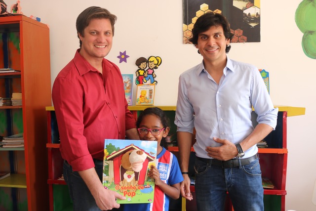 Em incentivo, vereador realiza 2ª edição do projeto “ Feira do Livro” Alunos, professores e demais funcionários participaram da abertura do evento, na quadra da escola. (Foto/Assessoria)