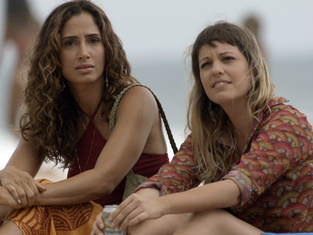 BAILÔNIA: Bafão! Regina descobre que Vinicius é casado Beatriz se entrega dentro da cabine (Foto: Divulgação)