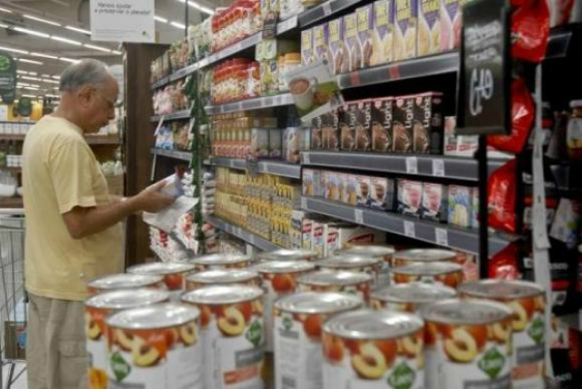 Queda nos preços de alimentos e bebidas permite abre espaço para as famílias consumirem outros bens (Foto: Arquivo/Agência Brasil)