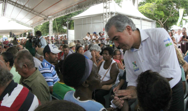 Reinaldo reafirma que vai acabar com desigualdades regionais O governador cumprimenta as pessoas presentes ao lançamento da Caravana da Saúde, em Coxim (Foto: Divulgação)