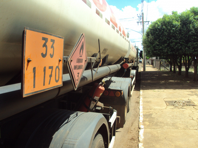 O veículo carregado com 45.000 litros de etanol, pertencente a uma empresa transportadora que tem domicílio jurídico em São Sebastião do Paraíso (Foto: Divulgação/PMA)