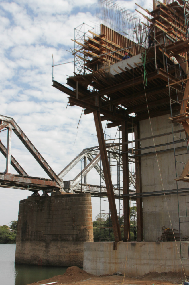 No local da obra o encontro de duas tecnologias da engenharia civil: a ponte ferroviária de aço, construída pelos ingleses e a ponte de concreto armado desenvolvida pela engenharia brasileira (Foto: Ricardo Ojeda)