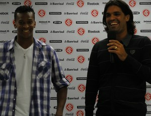 Jô se apresenta ao Inter com a alegria de retornar ao Brasil Jô e Fernandão, felizes na entrevista coletiva
(Foto: Eduardo Cecconi/Globoesporte.com)