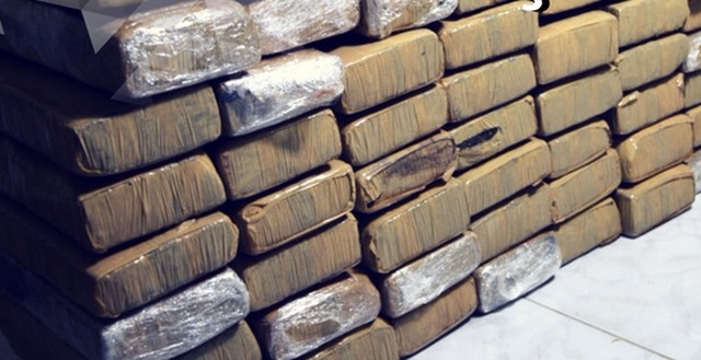 PF desarticula quadrilha especializada na fabricação de baú e carrocerias para transportar drogas Foram presas 7 pessoas em flagrante e apreendidas 1 tonelada de maconha, 686 kg de cocaína além de vários veículos(PF/Divulgação)