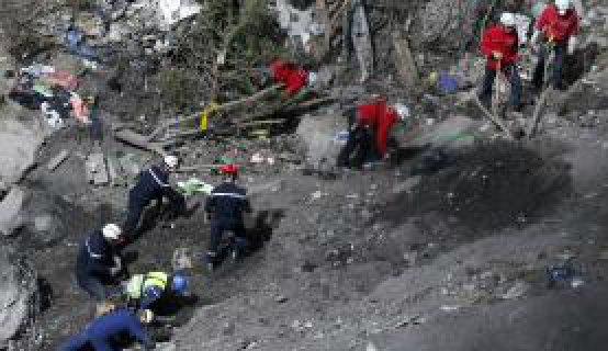 Equipes de busca trabalham no local onde caiu o avião da Germanwings. (Foto: Divulgação)