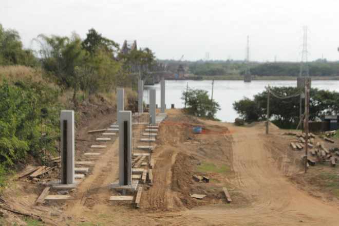 Pilares de sustentação da base estrutural da ponte do lado paulista, no município de Castilho (Foto: Ricardo Ojeda)