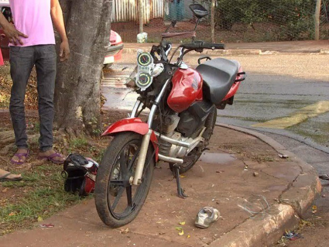 Jovem morre após bater motocicleta em árvore em Campo Grande (Foto: Reprodução/TV Morena)