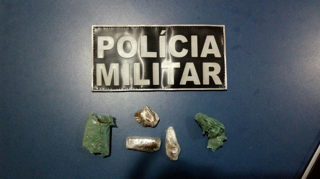 Porções de maconha estavam dentro da bolsa de uma adolescente. (Foto: Divulgação/Polícia Militar)