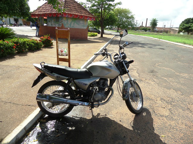 Motorista avança sinal vermelho e atropela motociclista, no centro de Três Lagoas A moto que a vítima conduzia sofreu avarias, após o choque com o automóvel (Foto: Celso Daniel)