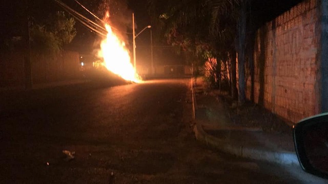 Incêndio atinge fiação elétrica e assusta moradores na Vila Piloto Fogo atingiu parte da fiação elétrica no bairro Vila Piloto. (Foto: Divulgação)