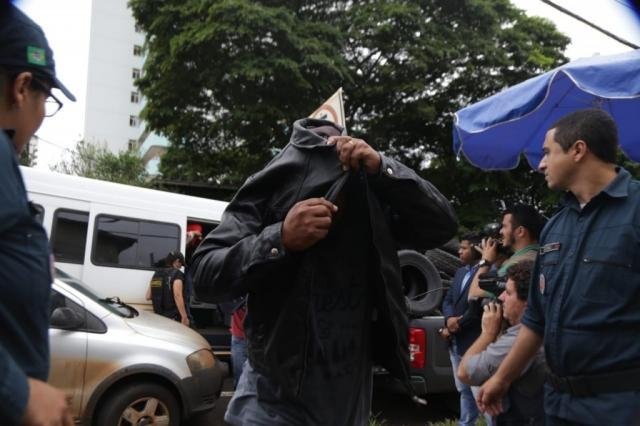 Máfia do Cigarro: PMs são condenados por corrupção e organização criminosa Primeira fase da Oiketicus foi deflagrada em maio. Na foto, policial esconde o rosto ao chegar à Corregedoria da PM(Foto: Fernando Antunes/Arquivo)