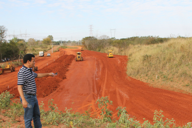 Miltom Marinho, chefe do Dnit da região do Bolsão fiscaliza obras da via de acesso à ponte do lado paulista, no município de Castilho (Foto: Ricardo Ojeda)