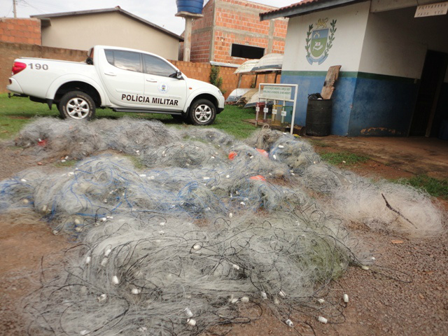 Esses petrechos são proibidos em rios do Estado de Mato Grosso do Sul, mas são permitidos nos lagos das usinas hidrelétricas do rio Paraná para o pescador profissional (Foto: Divulgação/PMA MS)