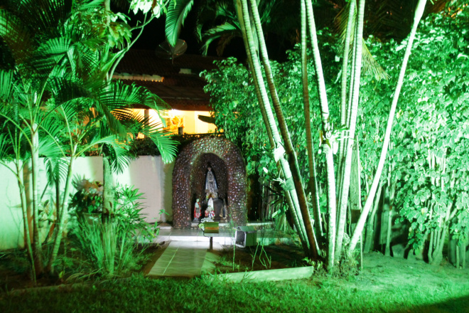 Entrada da Estância JS é decorada com um altar com imagem de Nossa Senhora Aparecida, que chama a atenção dos convidados e demonstra a religiosidade da família Romero Barbosa (Foto: Ricardo Ojeda) 